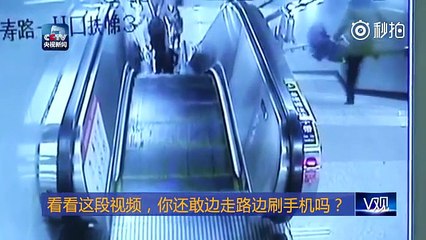 Une femme envoie des textos sans regarder devant elle et tombe dans les escaliers...