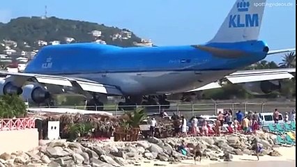 tourists will regret defying the breath of a plane taking off in St. Martin