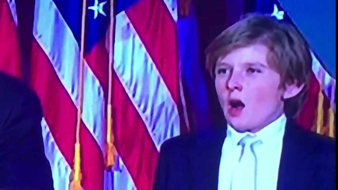 Barron se duerme con papá Trump: ¡bostezo y parpadeo virales!