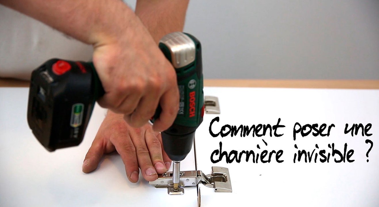 Comment poser une charnière invisible ?
