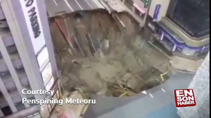 Japonya'da 5 şeritli yolun çökme anı