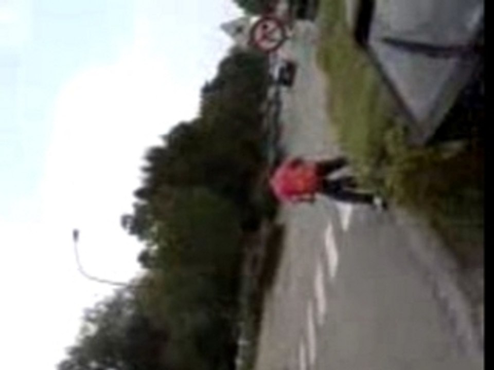 Roue avant devant une voiture - Hippodrome