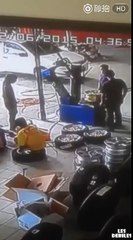 un abruti qui répare une roue