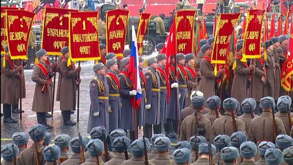 На Красной площади проходит торжественный марш в честь 75-летия военного парада 7 ноября 1941 года