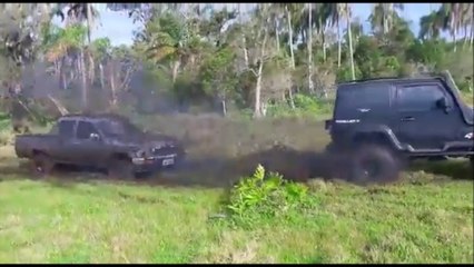 4x4 Toyota coincé dans la boue se fait enterrer par le dépaneur