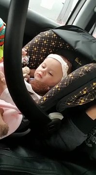 Cette fillette fait un doigt d'honneur à son papa