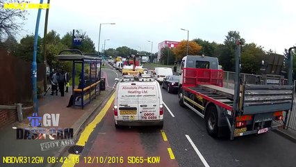 Un routier sort de son camion et part aider un jeune qui se fait malmener