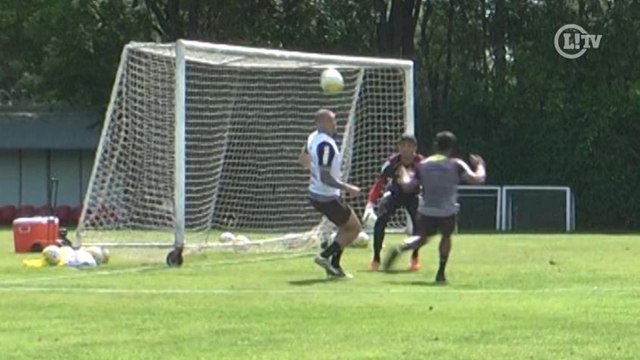 Maicon dá lençol, coloca bola entre as pernas de companheiro e tira onda em treino do São Paulo