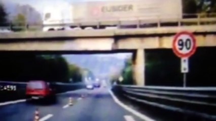 Un pont s’effondre sur des voitures sous le poids d'un camion en Italie