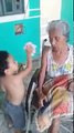 Une grand mère est nourrit par son petit fils de 4 ans avec émotion !