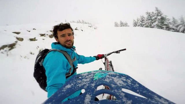 Un vététiste s’offre une descente dans la poudreuse