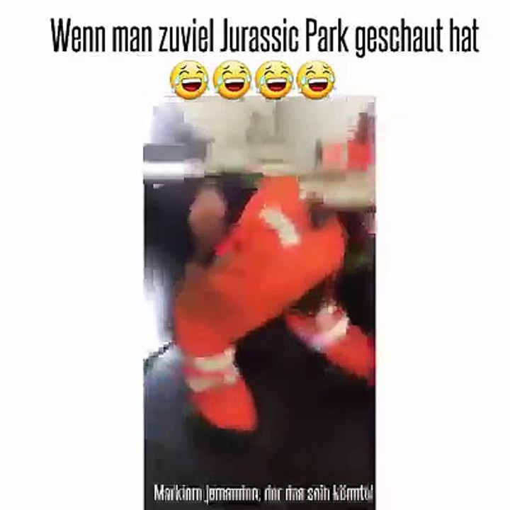 Mann imitiert Jurassic Park