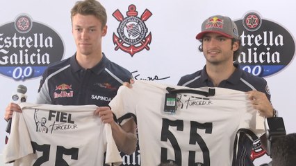 Carlos Sainz acude al Arena Corinthians antes de correr en Interlagos