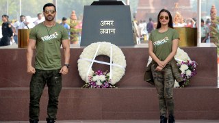 Force 2- John Abraham, Sonakshi pay tribute to Soldiers at Amar Jawan Jyoti India Gate