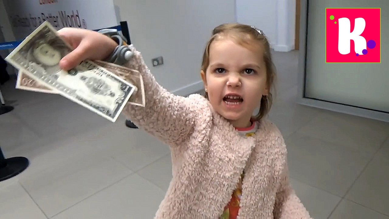 Салон красоты с кошечкой на лице Теряем деньги Катя делает Бургер и мороженое в Kidzania Лондон 2016 новое видео