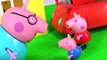 Pig George da Familia Peppa Pig CAI DA PRIVADA! Novelinha da Peppa em Português