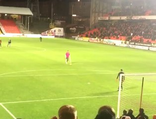 0ne-Iegged Dundee United fan scores incredibIe goaI 08/11/16