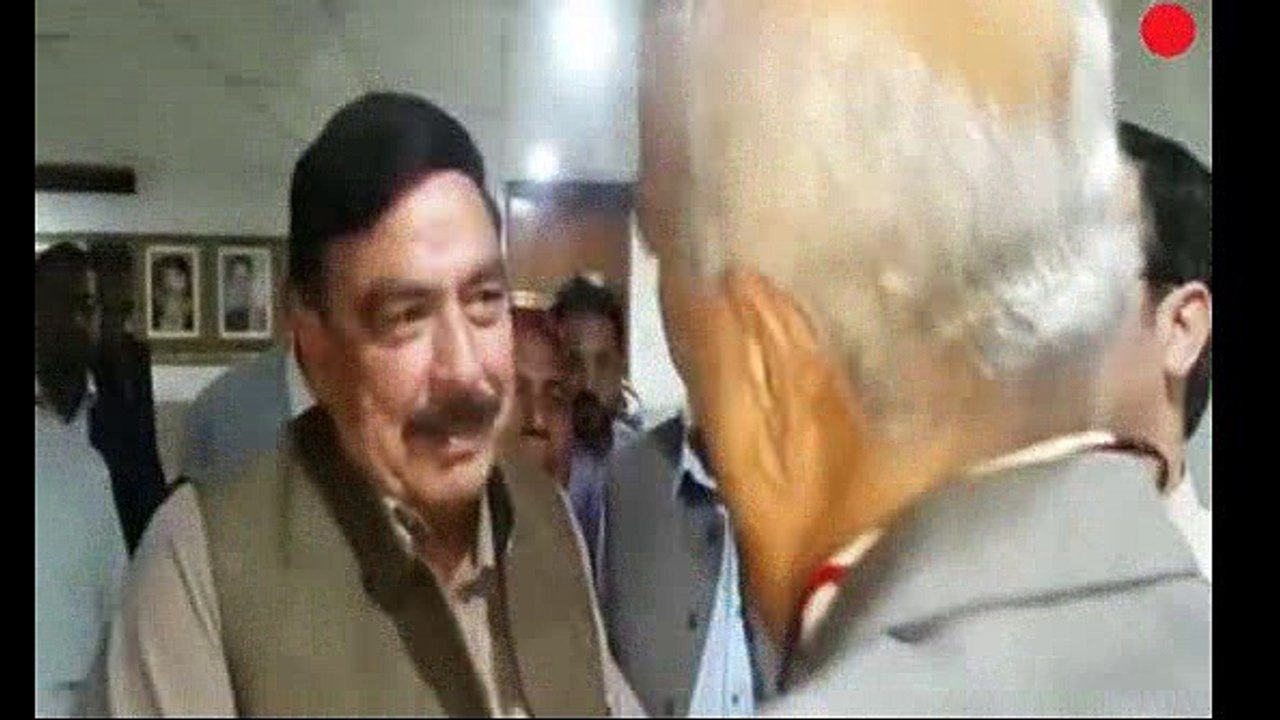 Sheakh Rasheed Ne Khorsheed Shah Ko Ungli Dikha kar Kah Diya Imran Khan Be gharat Nhi Hai