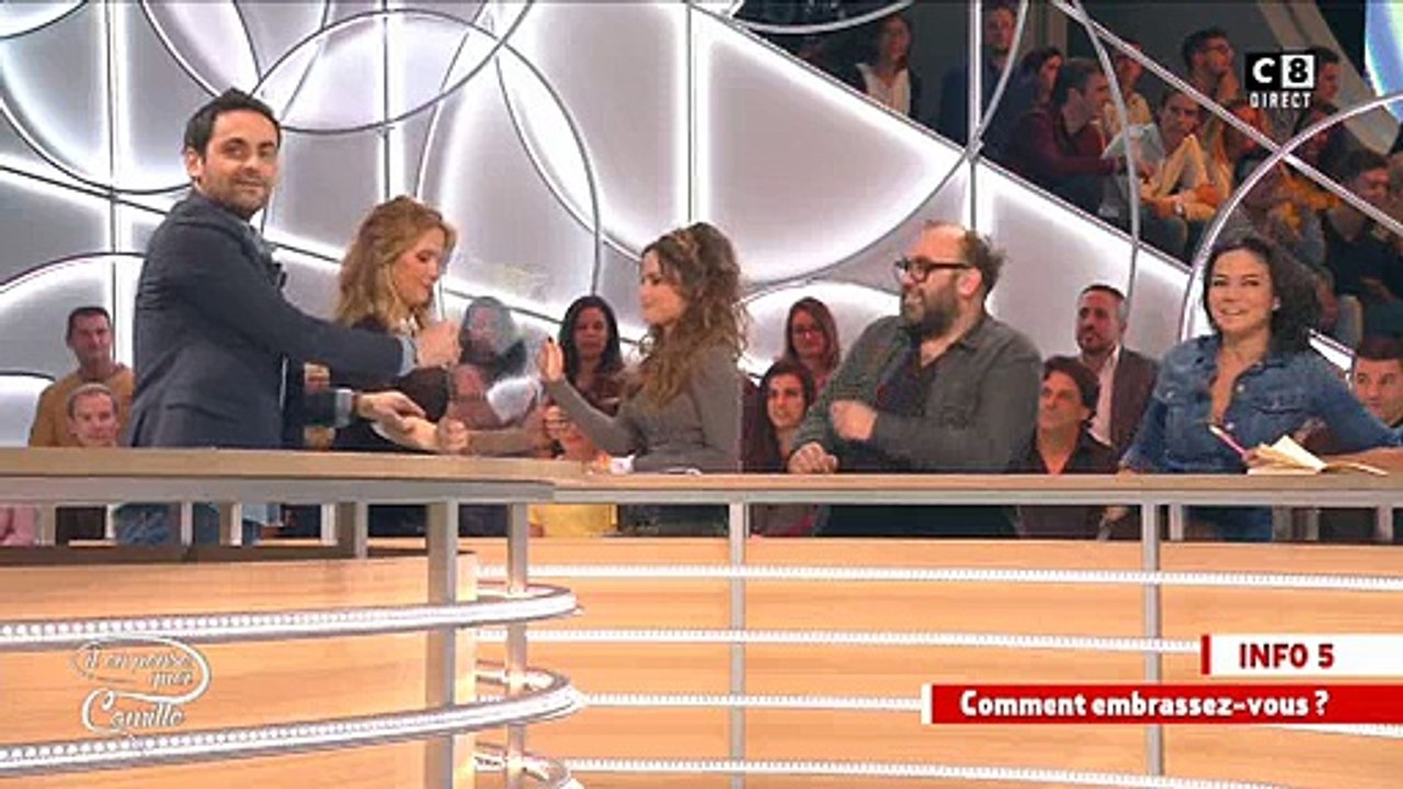 Capucine Anav et Stéphanie Loire s'embrassent d...