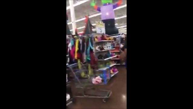 Le gamin eclate sa tante qui voulait lui faire peur.... Thug kid