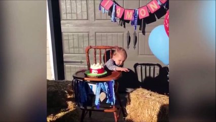 Bébé lance son gateau d'anniversaire... Et hop !