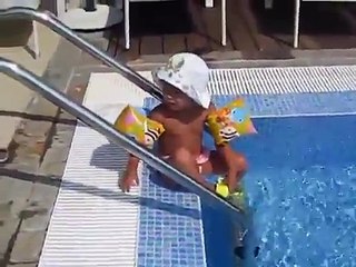 Elle essaie ses premières chaussures à talon! adorable