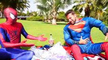 Spiderman & Superman contra joker Superman faz cocô com ovos surpresa super-heróis, na vida real