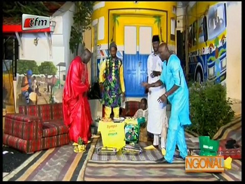 [Vidéo] Le combat de lutte entre Tapha Gueye contre les acteurs de la série “Wiri Wiri” en plein émission