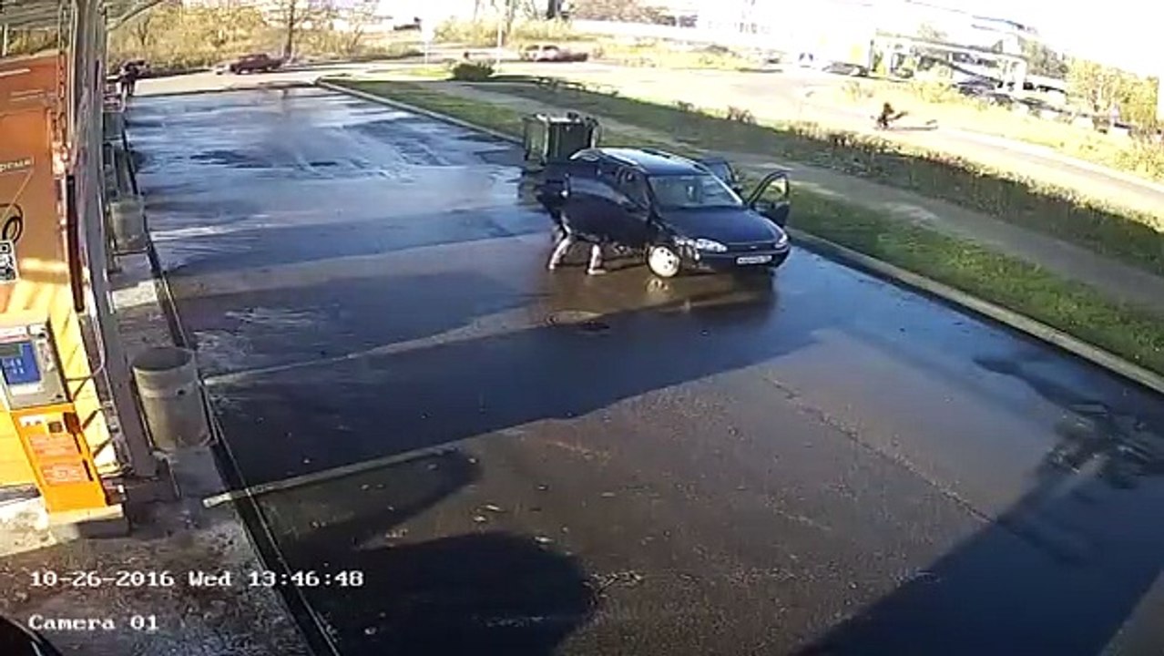 Эффектно въехал в автомойку :) :) :)