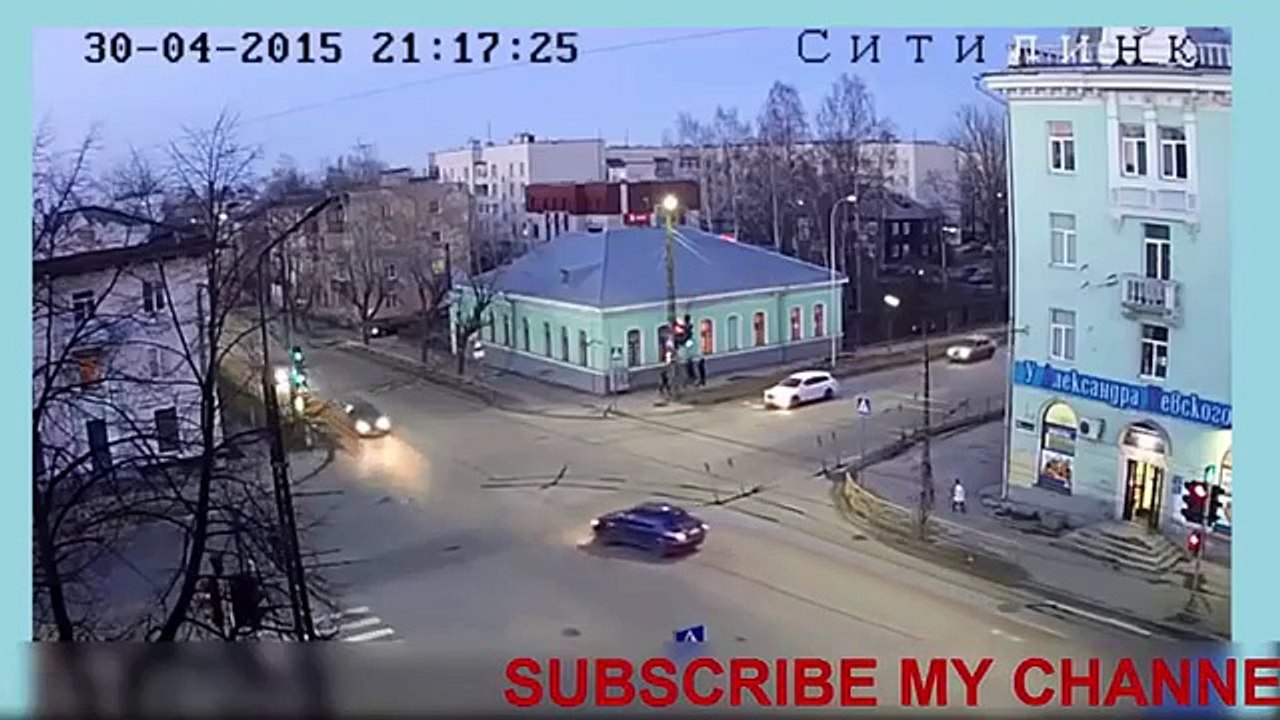 Accident de voiture mortel en direct - Caméra de surveillance [Sécurité] New 2016 +18  HD