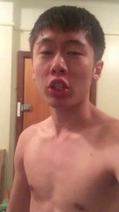 Ce mec expose sa musculature pour trouver une copine