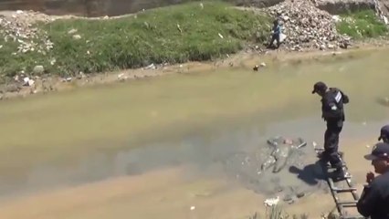 Un homme ivre endormi dans une rivière au Pérou
