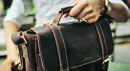Tư vấn cách mua cặp da công sở nam cho anh em