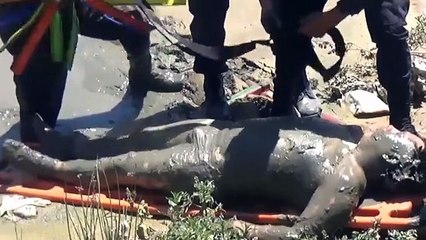 Un homme ivre s'endort au bord d'une rivière