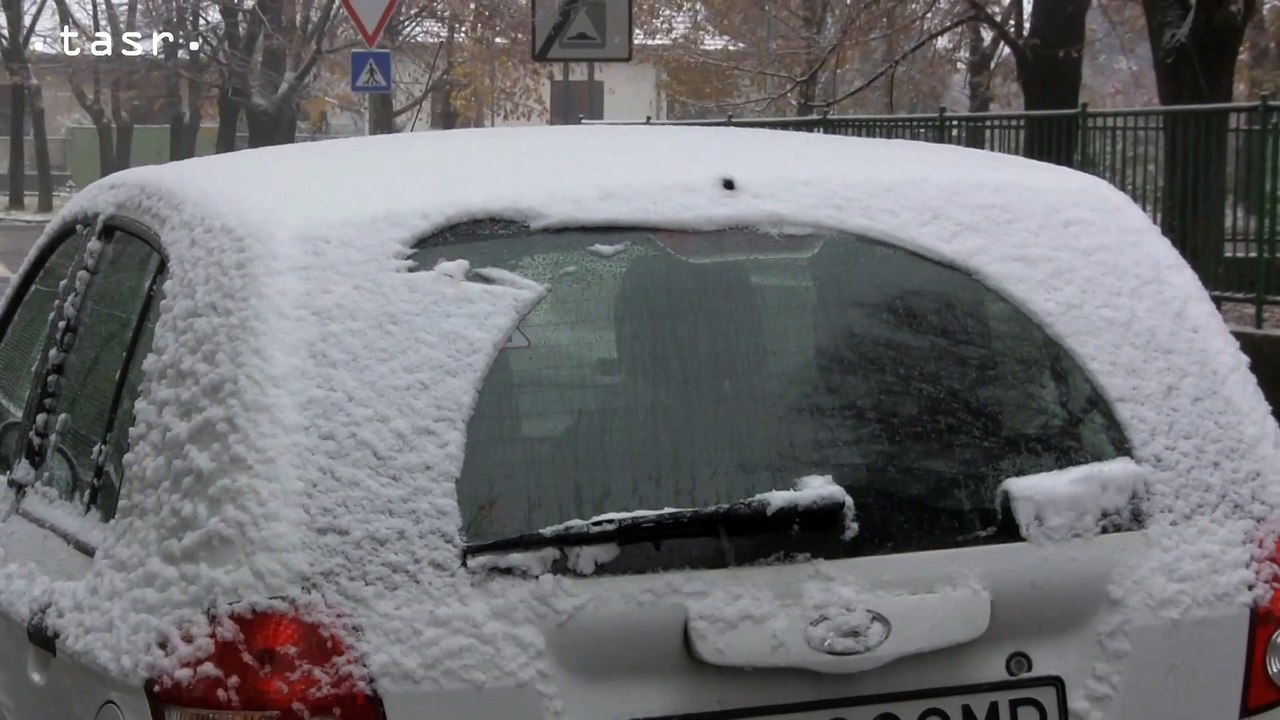 V Bratislave padal prvý sneh, tvorili sa dopravné zápchy