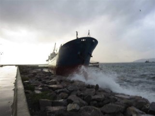 Lodosla Sürüklenen Kuru Yük Gemisi Kayalıklara Çarptı