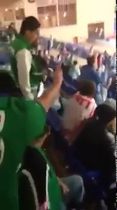 ---مشجع ودادي وسط جمهور الرجاء شاهد ردة الفعل!!!