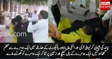 Young girl fights with her mother over Love marriage issue outside Lahore High Court