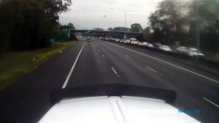 【事故の瞬間映像】当て逃げはイカンだろう！