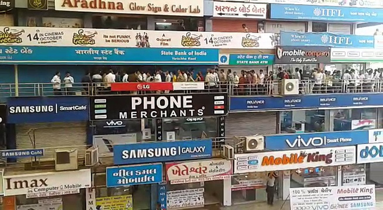Surat vadacha road people long line out side bank change 500/1000 note