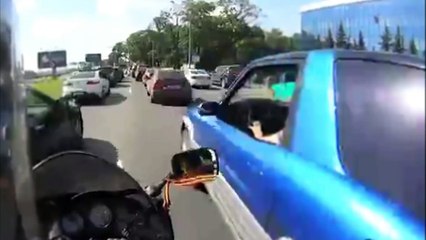 【事故の瞬間映像】車間を走るバイク