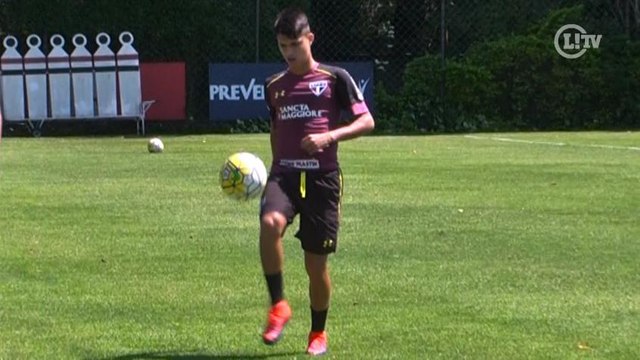 Cotia em alta! Luiz Araújo faz belo gol de fora da área em treino do São Paulo