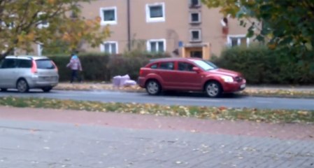Çalışmayan otomobil tersten çekilince direğe çarptı