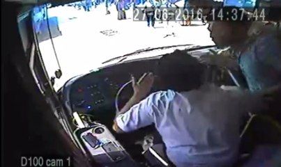 Otobüs şoförüne 'akbil' dayağı kamerada