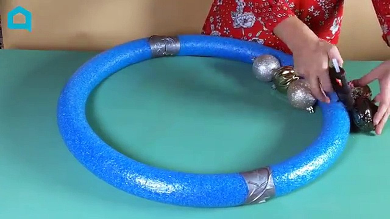 Regardez ce que vous pouvez faire en collant deux frites de piscine ensemble !! On veut absolument faire ça pour Noël !