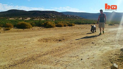 Il trouve un Rhino nouveau-né sur le bord de la route... Ce qu'il fait avec est inimaginable!