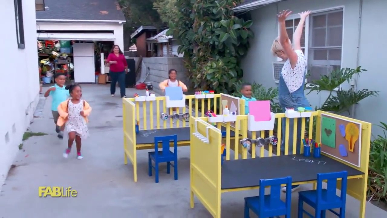 Elle est sur le point de jeter les lits de ses quadruplés, mais une femme arrive avec une idée géniale!