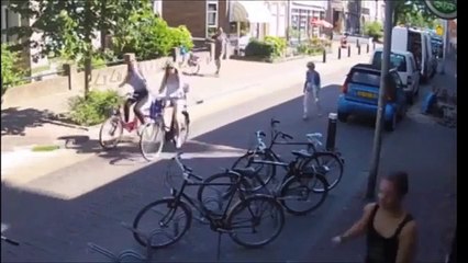 Dans une rue très fréquentée, une grue s'effondre brutalement !