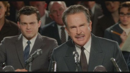 Warren Beatty magára húzta Howard Hughes gúnyáját