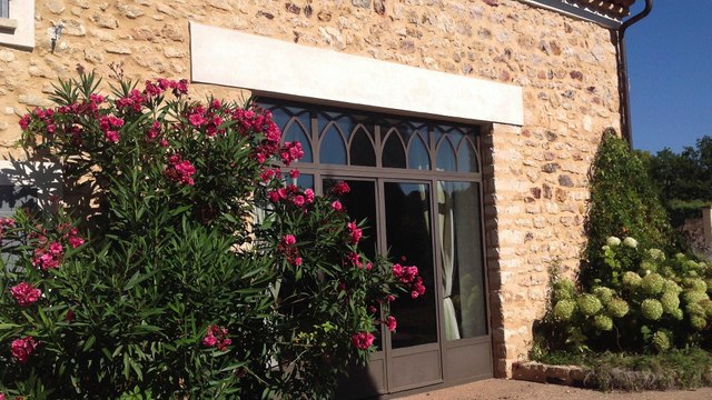 LUBERON A VENDRE Mas du XVIIIe siècle restauré 440 m² sur 1ha de terrain arboré - Proche Apt